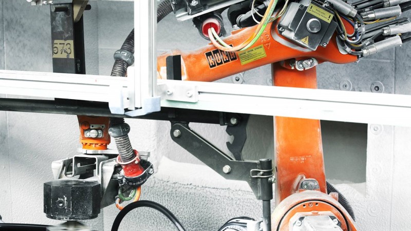 庫卡 KR 16機器人在噴涂作業(yè)